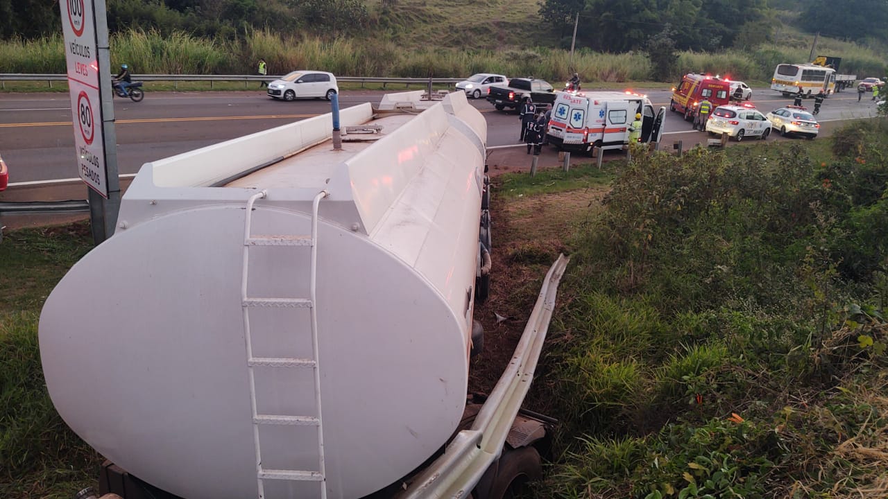 Foto 2 de 3 — Tristeza: Motorista morre em grave acidente na SP-255 em Araraquara